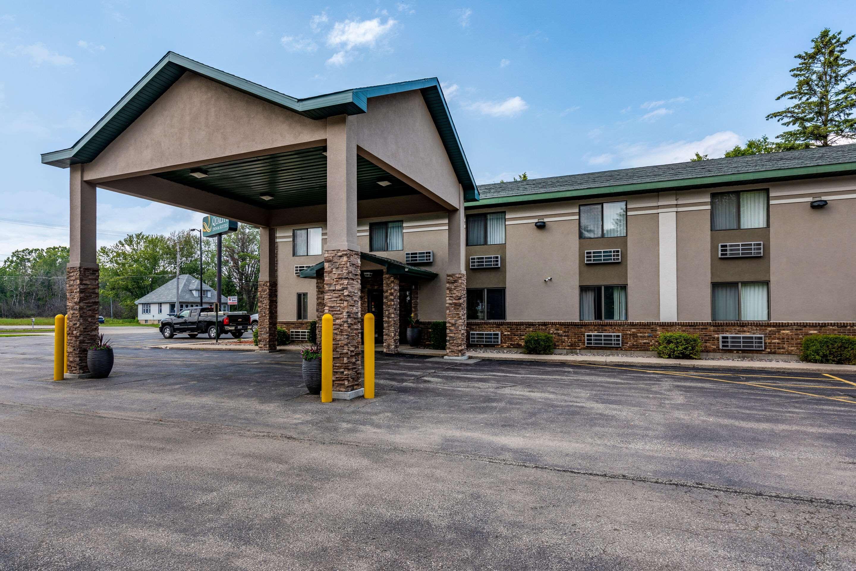Quality Inn & Suites Marinette Exterior photo
