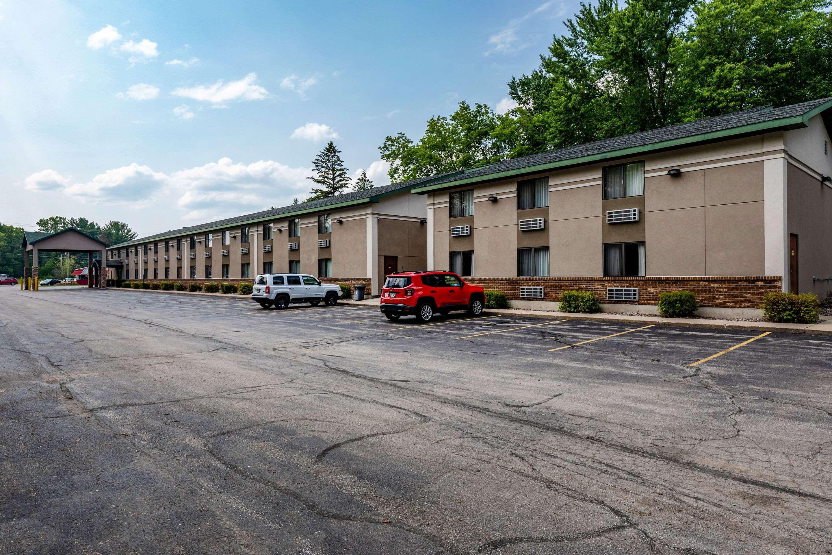 Quality Inn & Suites Marinette Exterior photo