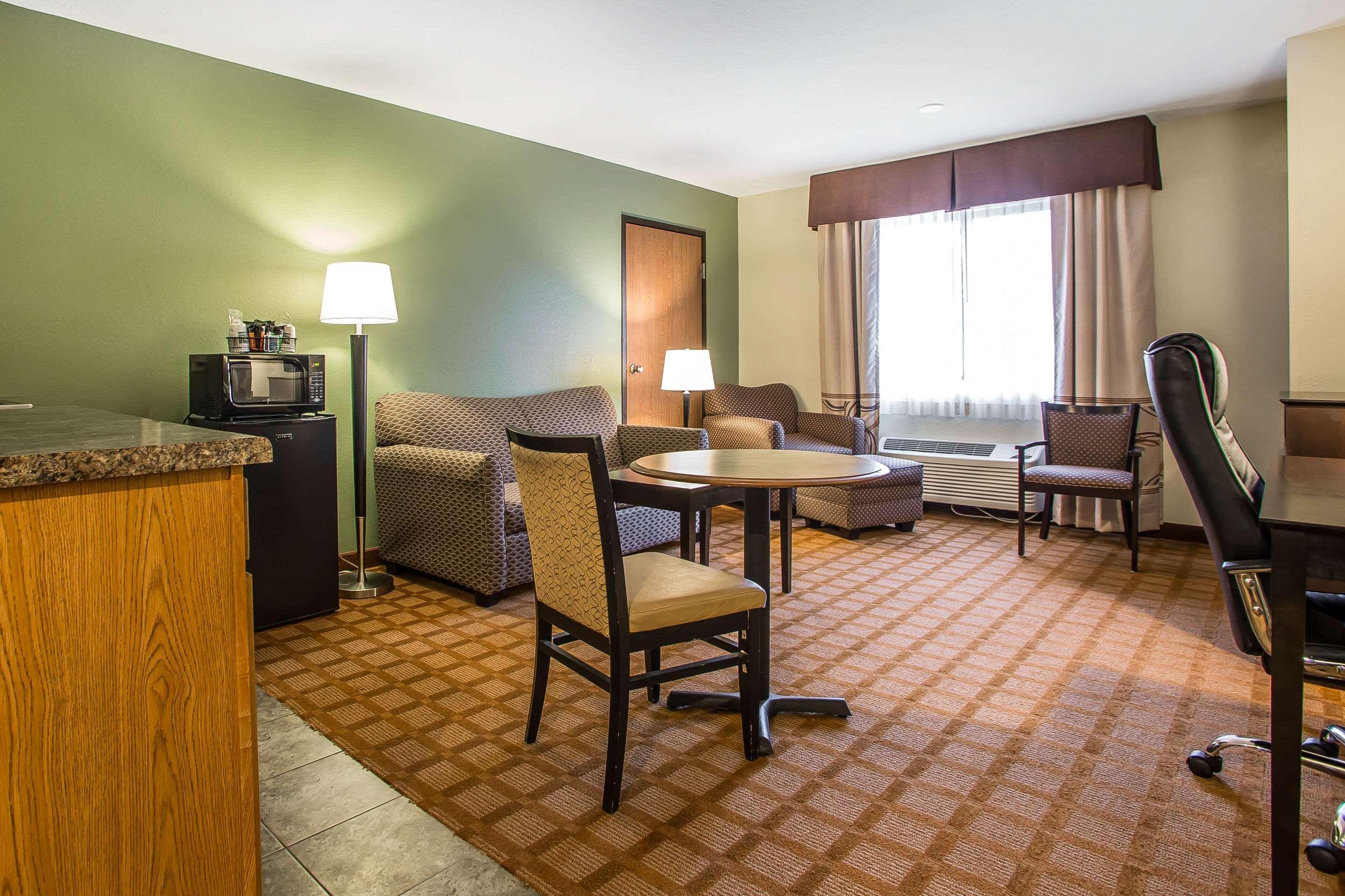 Quality Inn & Suites Marinette Exterior photo