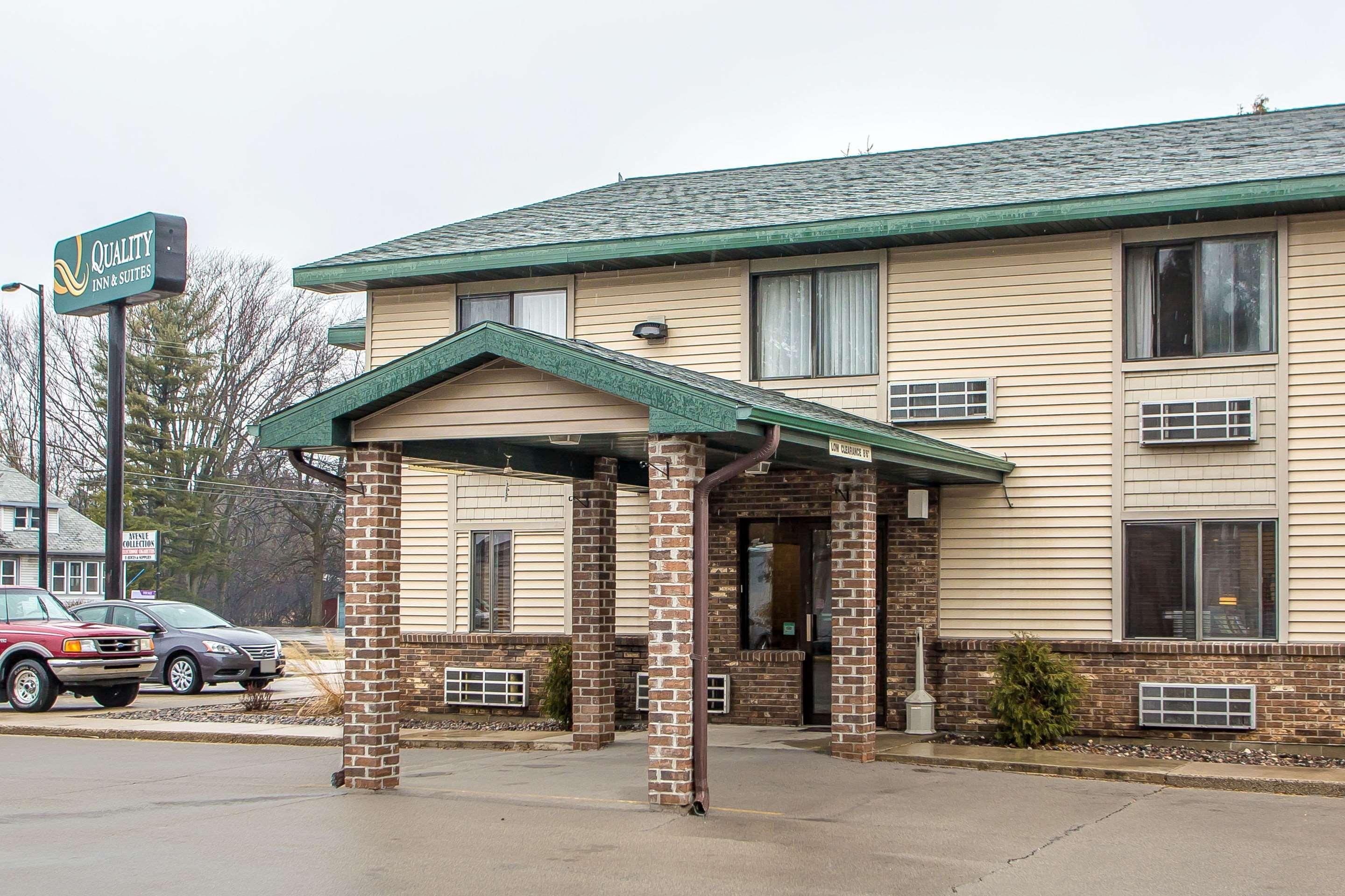 Quality Inn & Suites Marinette Exterior photo