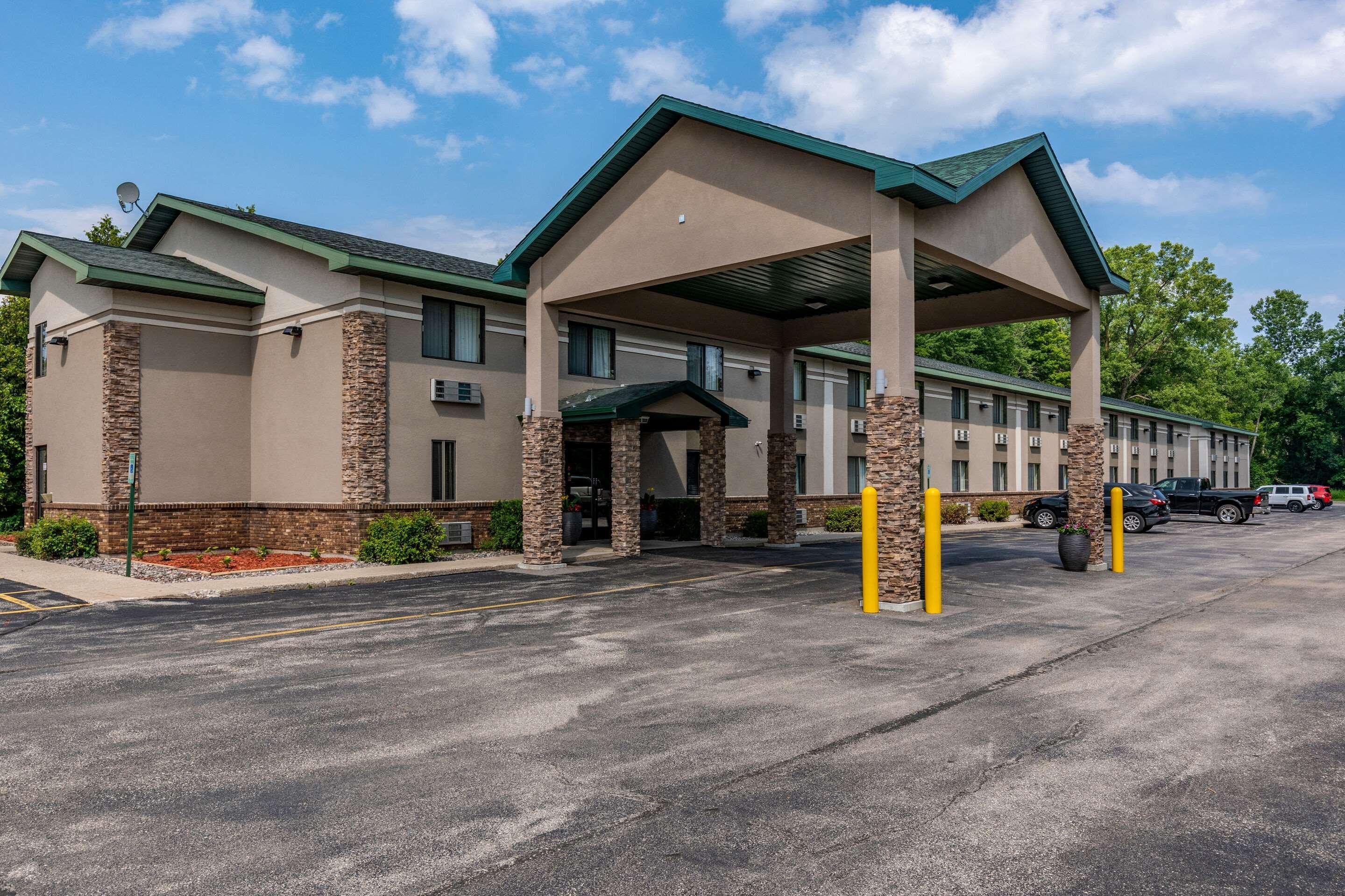 Quality Inn & Suites Marinette Exterior photo