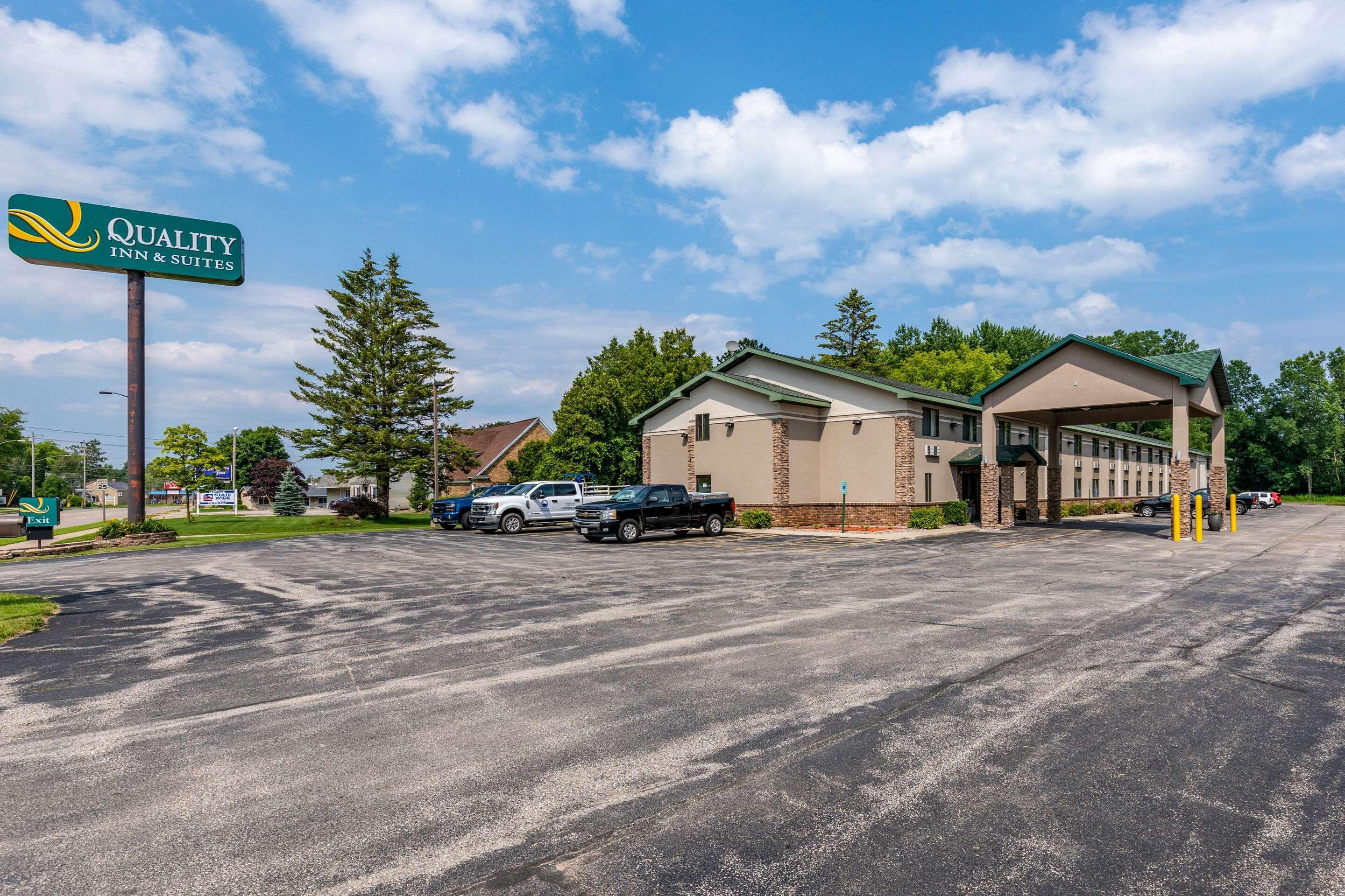 Quality Inn & Suites Marinette Exterior photo
