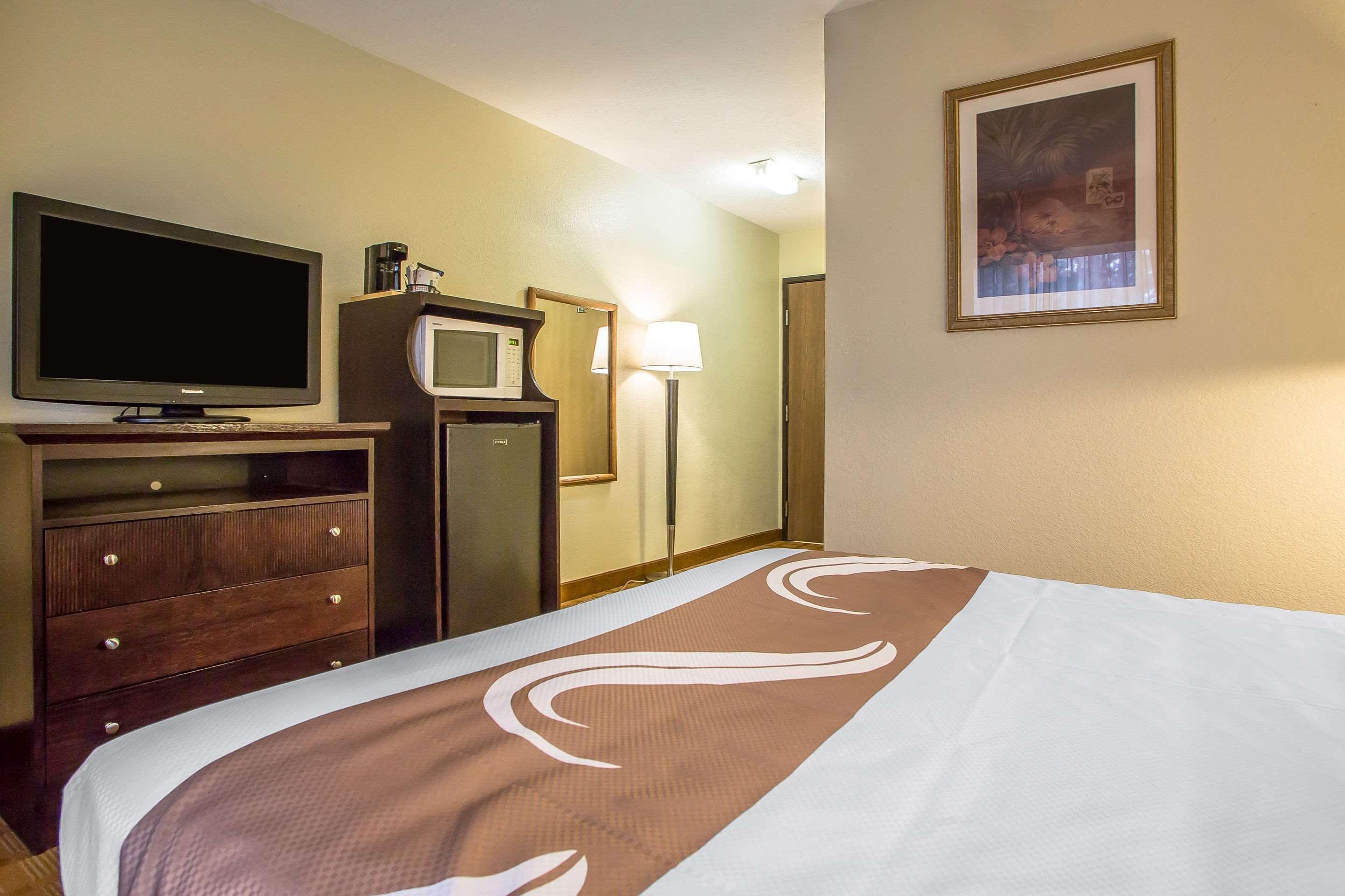 Quality Inn & Suites Marinette Exterior photo