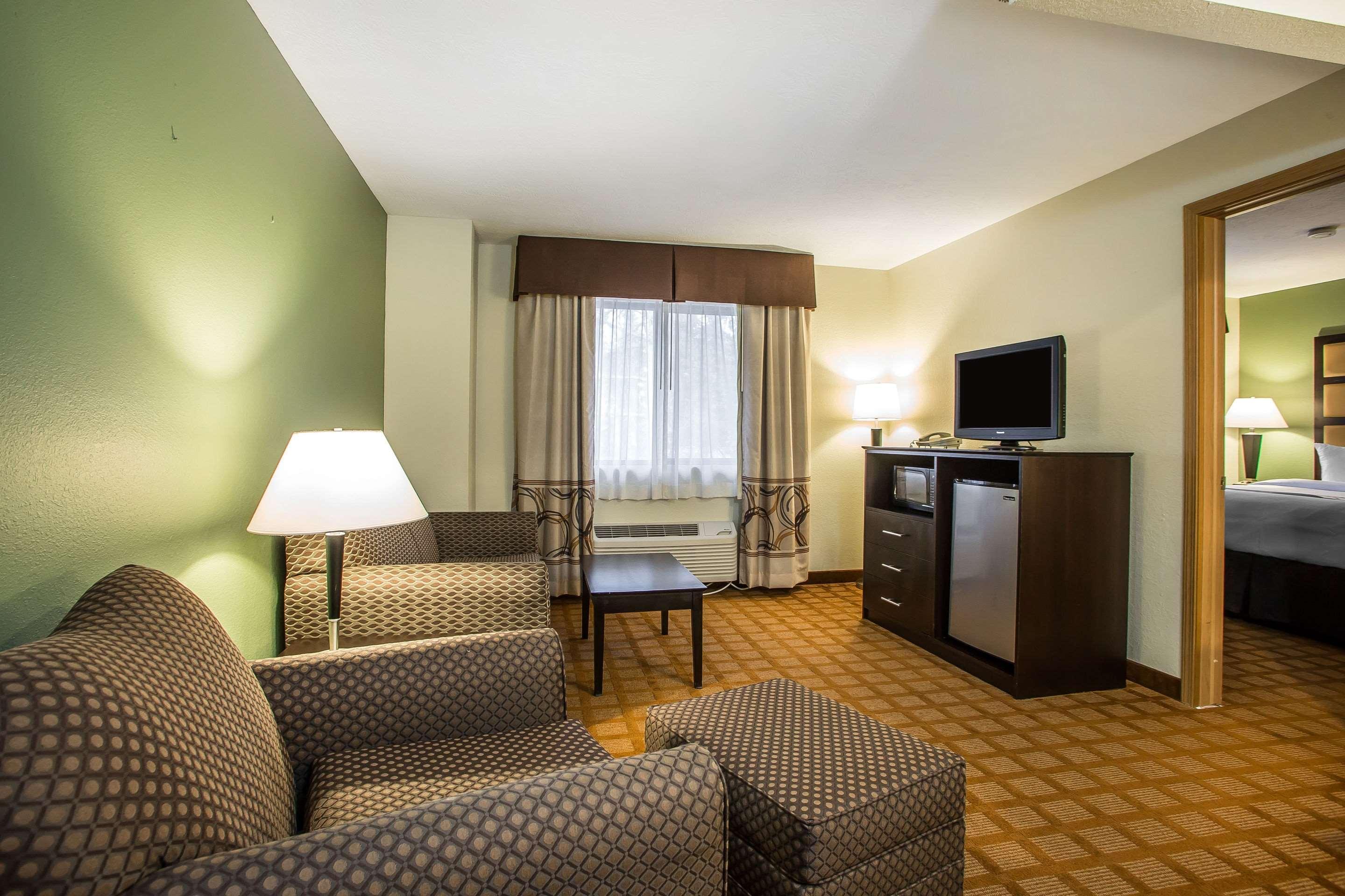 Quality Inn & Suites Marinette Exterior photo