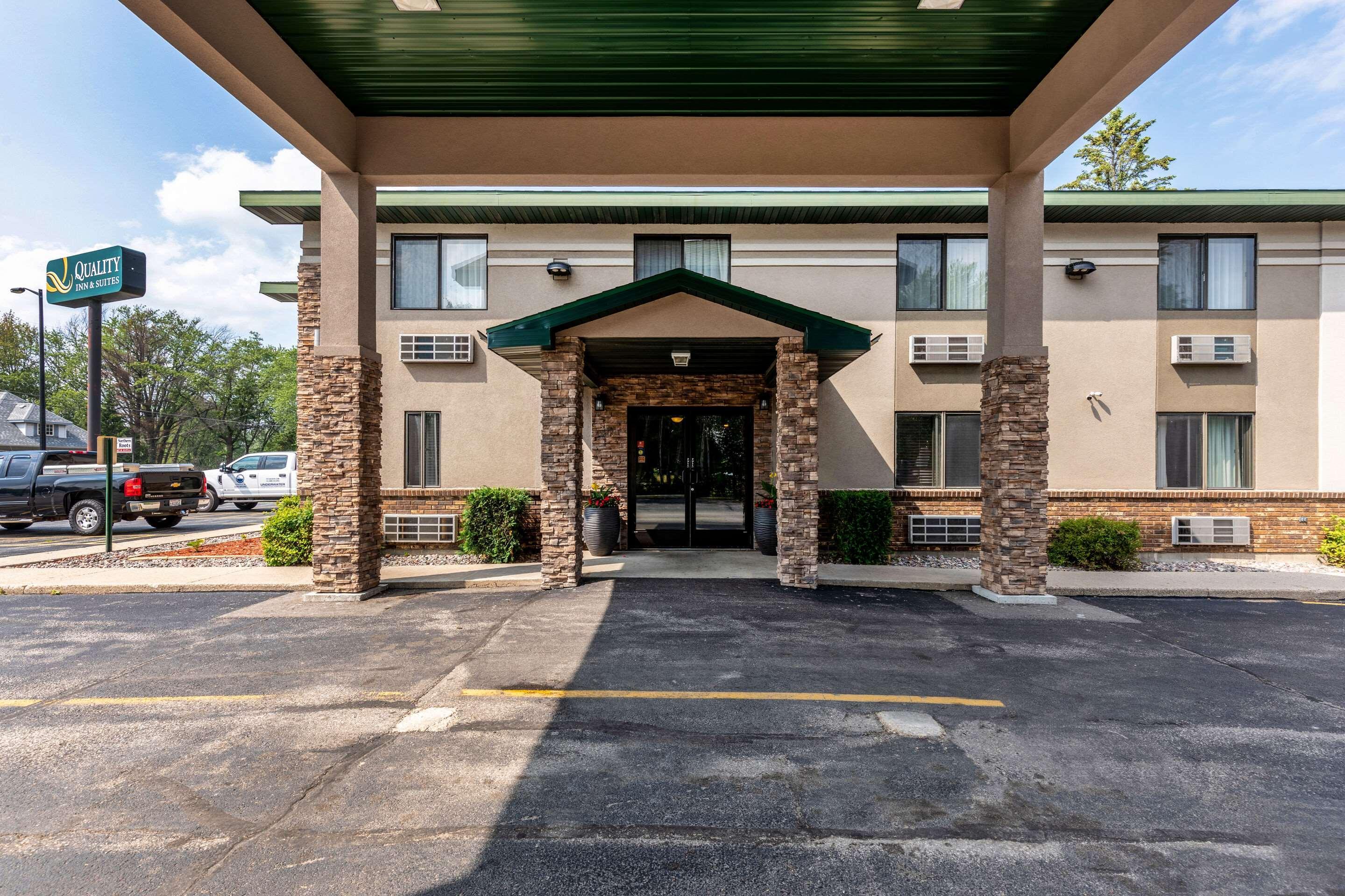 Quality Inn & Suites Marinette Exterior photo