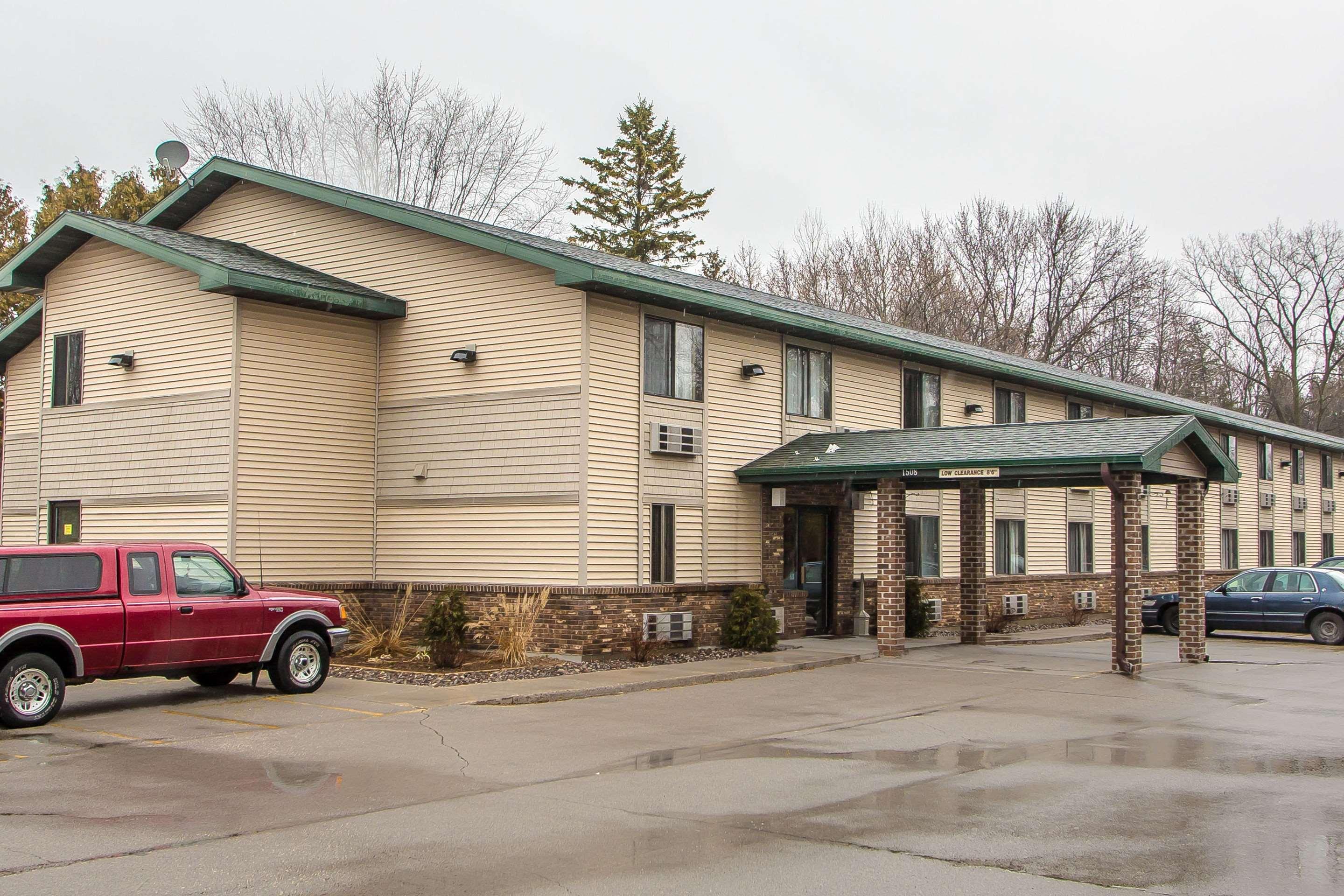 Quality Inn & Suites Marinette Exterior photo