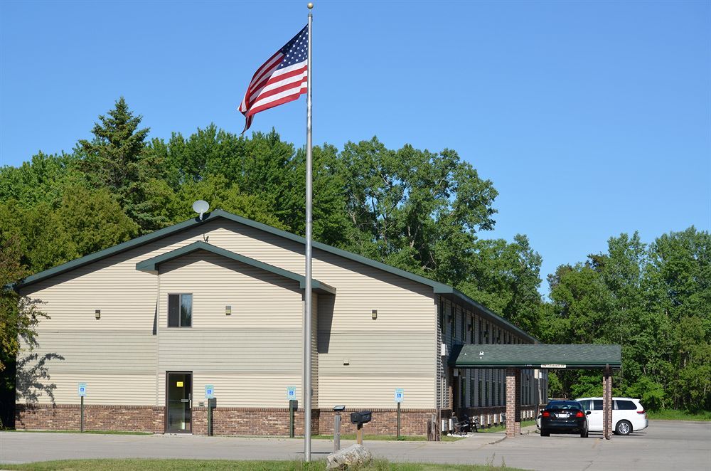 Quality Inn & Suites Marinette Exterior photo