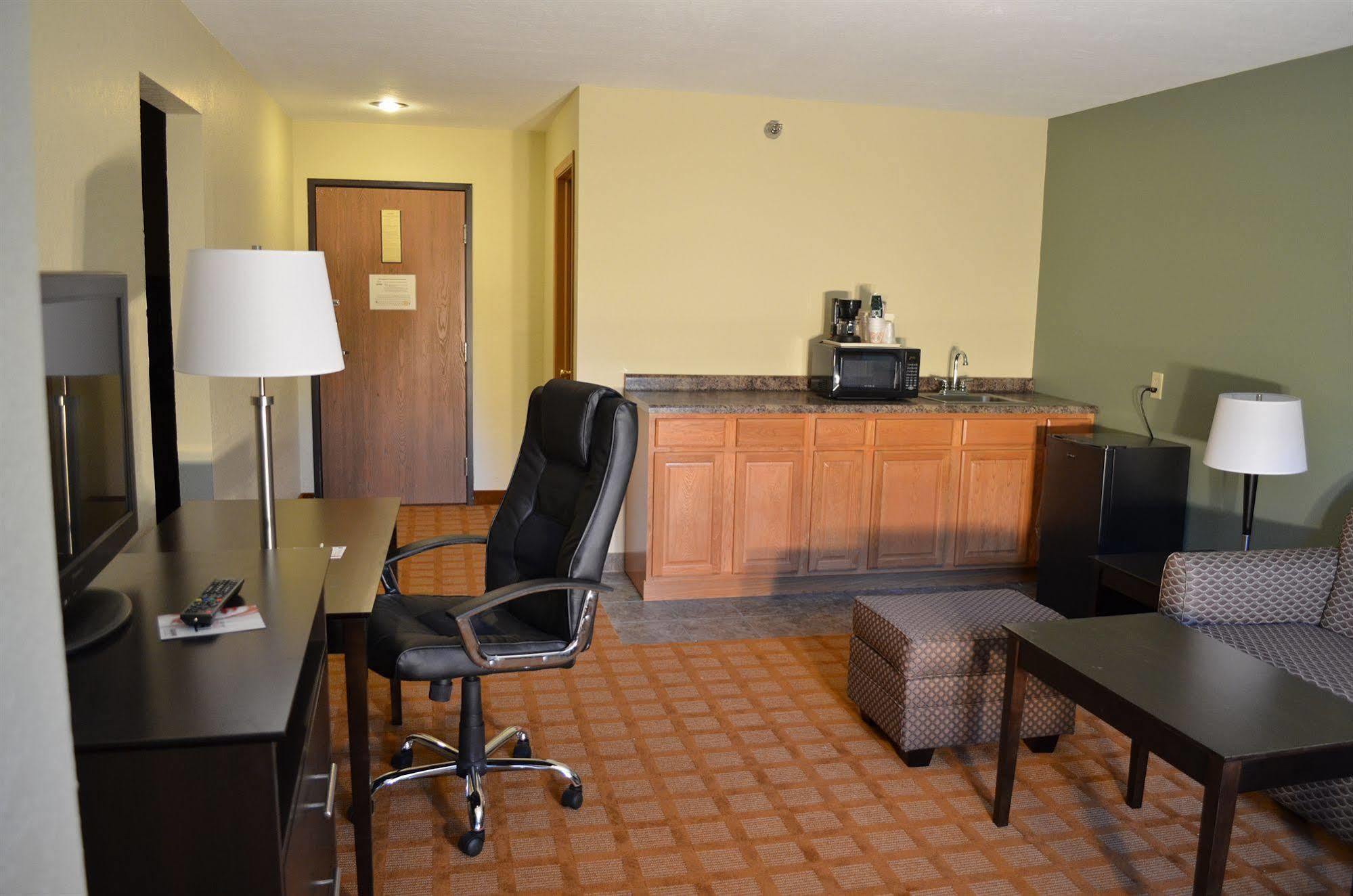 Quality Inn & Suites Marinette Exterior photo