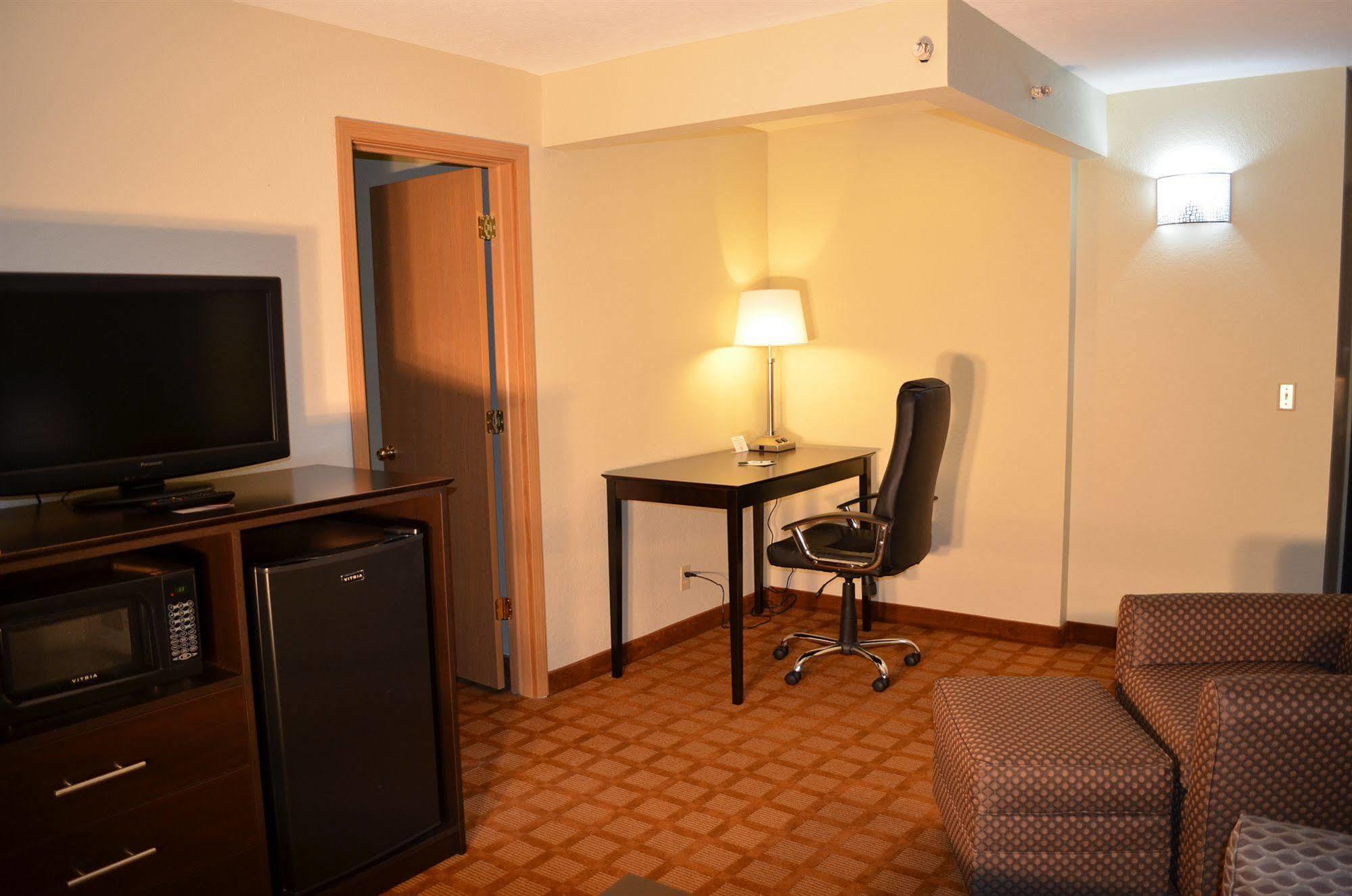 Quality Inn & Suites Marinette Exterior photo