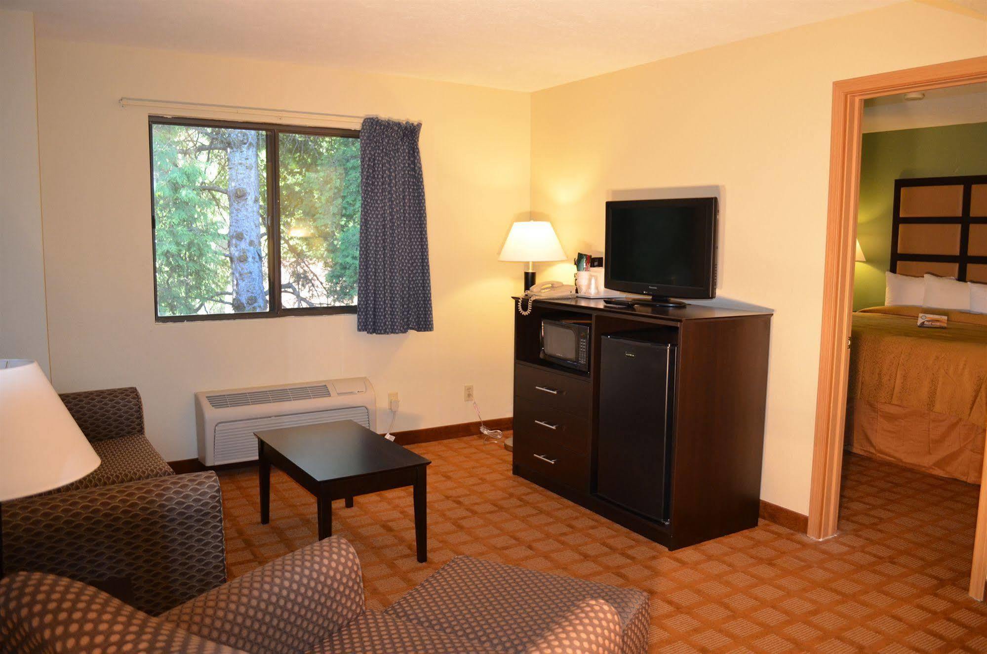 Quality Inn & Suites Marinette Exterior photo
